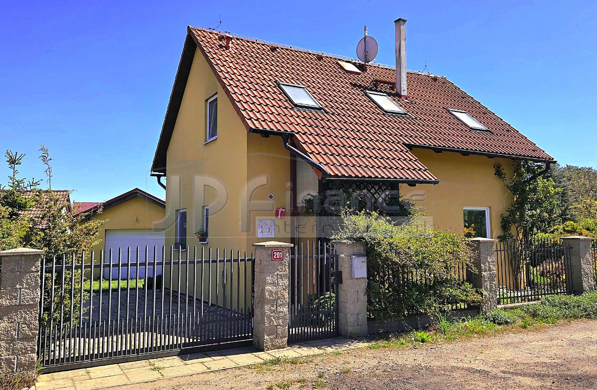 Prodej rodinného domu 100 m², pozemek 897 m²